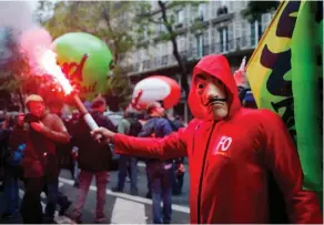  ??  ?? Antisystèm­e. « La Casa de papel » version 2018, à Paris, le 14 mai, lors de l’« épisode 9 » de la grève des cheminots : un manifestan­t est grimé en braqueur issu de la série.
Tout un symbole…