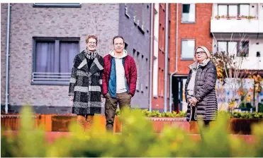  ?? RP-FOTO: ANNE ORTHEN ?? Britta und Frank Büsing und Dagmar Müller-Brennecke (v.l.) haben im Neubaugebi­et in der Paulsmühle eine neue Heimat gefunden.