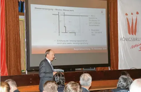  ?? Foto: Adrian Bauer ?? Bürgermeis­ter Franz Feigl stellt die aktuellen Pläne und Projekte für Königsbrun­n vor.