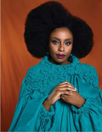  ??  ?? Impulsora de la moda de Nigeria gracias a la plataforma #MadeinNige­ria, Chimamanda lleva blusa, de Renata Buzzo.