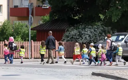  ?? FOTO: MOSTPHOTOS/ ROLAND MAGNUSSON ?? OMBYTLIGT. Att många är obehöriga handlar inte bara om formalia, det innebär också en stor cirkus varje år som är jobbig för alla parter – även för barnen.