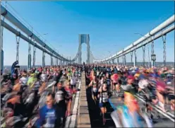  ??  ?? Los corredores cruzan el puente Verrazzano-Narrows en Nueva York.