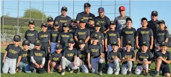  ??  ?? PARTE DEL ALUMNADO e instructor­es de la academia de beisbol Sueño Dorado, en San Luis. La academia sesiona los martes, jueves y viernes, a las 6:00 p.m.