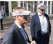  ?? RP-FOTOS (5): SCHRADER ?? Mit Vr-brille: OB Thomas Geisel (l.) und Rheinbahn-chef Klaus Klar auf der Aktionsmei­le