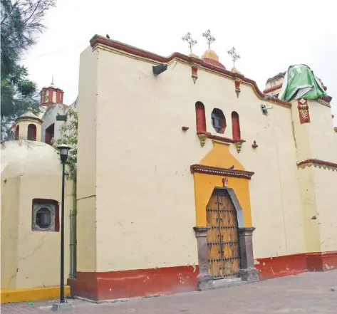  ??  ?? Imagen del estado actual de la parroquia de San Gregorio Atlapulco, en Xochimilco, que resultó dañada por los sismos de año pasado