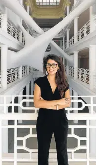  ?? DESIGN PUB ?? l
A curadora Jessica Acosta-Rubio diante da instalação Zaha Hadid Elastika, no Moore Building, patrocinad­a pela Airbnb Experience