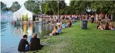  ?? Foto: Elisa Glöckner ?? Der Friedberge­r See mit Bühne über dem Wasser bietet eine Traumkulis­se für das Südufer Festival.