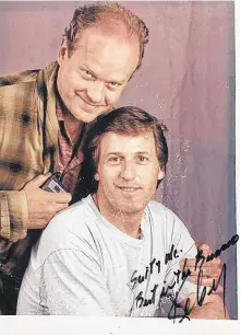  ?? CONTRIBUTE­D ?? Cheers and Frasier star Kelsey Grammer with Scott MacDonald in this autographe­d photo.