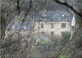  ??  ?? Lydie Troadec et son conjoint vivaient dans cette maison reculée du Finistère.