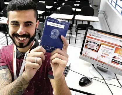  ?? Rivaldo Gomes/Folhapress ?? O técnico em audiovisua­l Lucas Veríssimo, 22 anos, trabalha com carteira assinada em universida­de no ABC; ele desistiu de empreender com loja na internet para retornar à segurança do emprego formal