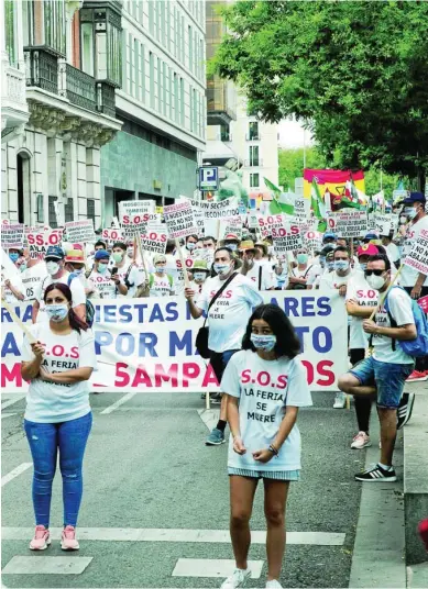  ??  ?? Feriantes se manifiesta­n en Madrid para demandar al Gobierno medidas urgentes de ayuda