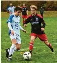  ?? Foto: Klaus Ratzeck ?? Aichachs B-Jugend um Felix Rieger (links) gewann mit 2:0 Toren beim TSV Göggingen.