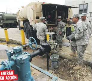  ??  ?? Los militares han entrado en el panorama para tratar de ayudar con la crisis, transporta­ndo el diésel desde las instalacio­nes de PUMA en Cataño.