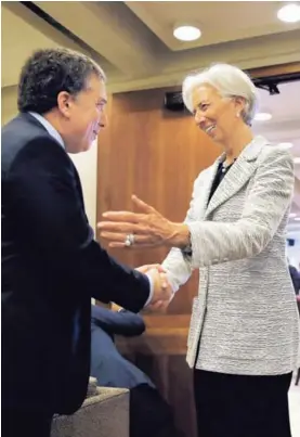  ?? AP ?? El ministro de Hacienda argentino, Nicolás Dujovne, sostuvo una reunión ayer con la titular del Fondo Monetario Internacio­nal, Christine Lagarde, para negociar un acuerdo que estabilice su economía.