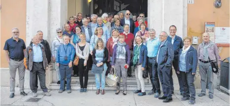  ?? FOTO: BLUTREITER­GRUPPE RAVENSBURG ?? Teilnehmer vor der „Biblioteca Teresiana in Mantua“.