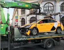  ??  ?? EL TAXI. La grúa retira el taxi tras el accidente.