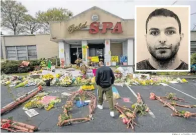  ?? ERIK S. LESSER / EFE ?? Un hombre observa los ramos de flores en una sala de masajes de Atlanta donde hubo un reciente ataque con varias víctimas mortales. Arriba a la derecha de la imagen, el autor del tiroteo en Boulder, Ahmad Al Aliwi Alissa.