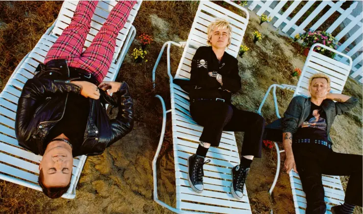  ?? Foto: Emmie America, Warner Music ?? Das sind seit 1990 unveränder­t Green Day (von links): Mike Dirnt, Billie Joe Armstrong und Tré Cool.