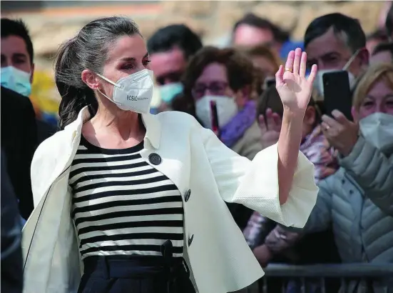  ??  ?? La Reina Letizia con chaqueta blanca y mangas con volantes de Felipe Varela. Una prenda que rescata de 2008