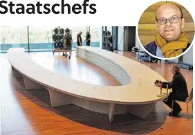  ?? BILD: SN/SCHEICHER ?? Rudolf Scheicher hat mit seinen Mitarbeite­rn den Tisch für die EUStaatsch­efs gebaut.