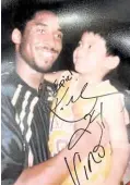  ??  ?? Kobe Bryant with a young Kiefer Ravena