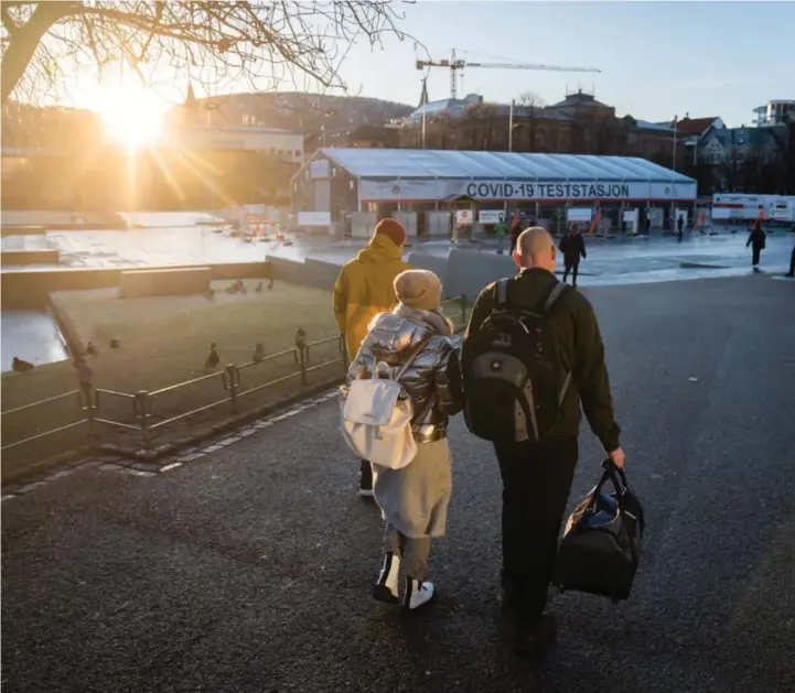  ??  ?? Stig Kjellås og kjæresten Alisa Birkeland lyttet til kommunens råd og stakk innom teststasjo­nen på Festplasse­n før de dro hjem.