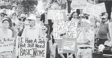  ?? METROLAND BILL HODGINS ?? More than 100 people showed up for a rally in Lindsay to protest the provincial government's decision to prematurel­y end the Basic Income Project.