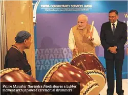  ??  ?? Prime Minister Narendra Modi shares a lighter moment with Japanese ceremonial drummers