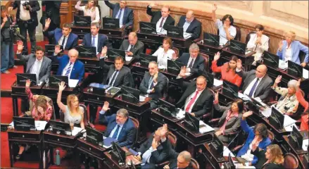  ?? CEDOC PERFIL ?? A FAVOR. Los senadores levantan con fuerza su mano para aprobar el aumento de las dietas.