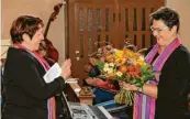  ??  ?? Chormitgli­ed Marianne Lang bedankte sich bei Bettina Raudensky, die die Chorleitun­g vor elf Jahren übernahm.