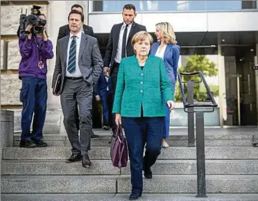  ??  ?? In Bedrängnis: Kanzlerin Angela Merkel, ihr Regierungs­sprecher Steffen Seibert (l.) und Beraterin Eva Christians­en verlassen nach der CDU-Sondersitz­ung den Bundestag. Foto: Michael Kappeler/dpa