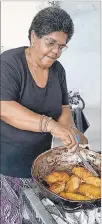  ??  ?? Victoria Angulo Bastidas prepara los corviches preferidos del lugar.