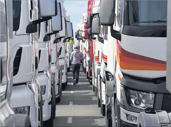  ?? EUROPA PRESS ?? Camiones estacionad­os en un polígono de Santiago de Compostela, listos para iniciar una de las marchas lentas que se produjeron en marzo.