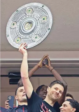  ?? EFE ?? kXabi Alonso, entrenador del Leverkusen, muestra el trofeo de la Bundesliga.