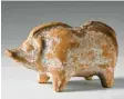  ?? Foto: Renate Kühling, Staatl. Antikenslg. ?? Die Maus – ein Schädling; das Schwein – ein Opfertier: Antike Tiergestal­ten aus Bronze (oben) und Terrakotta (unten).