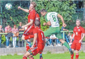  ?? FOTO: PETER SCHLIPF ?? Neun Tore aus den vergangene­n Partien: Die Lauchheime­r (weißes Trikot) Offensiv-Abteilung ist bestens aufgelegt.