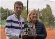  ?? FOTO: TCM ?? Die Sieger mit der Davis-Cup-Trophäe: Jürgen und Brigitte Zorn