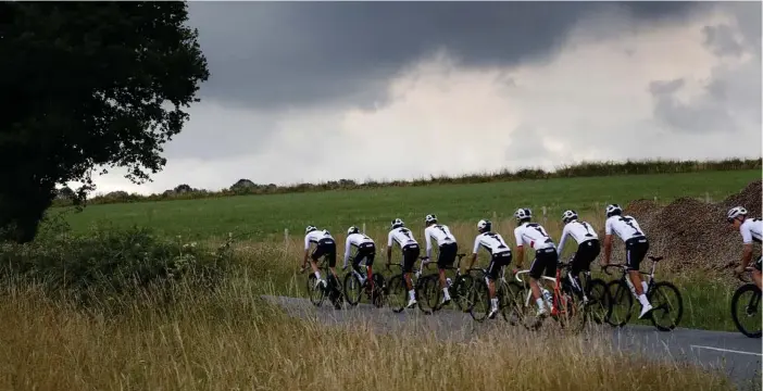  ?? Foto: AP ?? Chris Froomes Team Sky tränade före Tour de France-starten i Vendée.