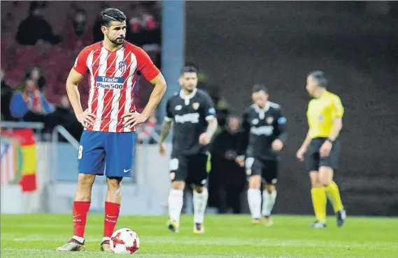  ?? FOTO: SIRVENT ?? El delantero colchonero fue el mejor jugador del Atlético sobre el césped en la victoria del Sevilla en el Metropolit­ano