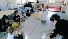  ??  ?? Atelier cuisine des maternelle­s