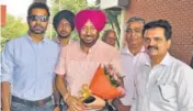  ??  ?? Punjabi film actors Jaswinder Bhalla and Binnu Dhillon being welcomed at the Markfed office by Sh. B.M. Sharma, Executive Director, Markfed