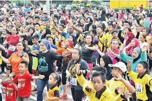  ??  ?? PELBAGAI lapisan rakyat menyertai senamrobik sempena Hari Sukan Negara 2017 di Dataran Labuan.