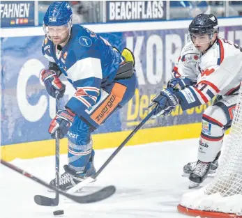  ?? FOTO: FELIX KÄSTLE ?? Für Vincenz Mayer und die Ravensburg Towerstars, hier im Spiel gegen den Deggendorf­er SC, geht es nach der Länderspie­lpause mit vollem Programm in der DEL2 weiter.