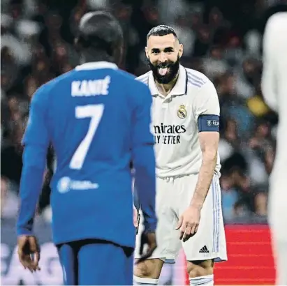  ?? OSCAR DEL POZO / AFP ?? Karim Benzema saca la lengua ante Kanté, anoche en el Bernabéu