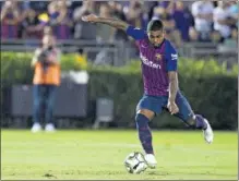  ??  ?? Malcom y victoria en penaltis.
El brasileño salió en el descanso. Lanzó el quinto penalti del Barça, marcó y lo celebró a lo grande.