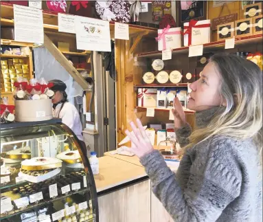  ?? Leslie Hutchison / Hearst Connecticu­t Media / ?? Aniela Salamacha, of Colebrook chooses chocolates for a custom box of her favorite flavors.