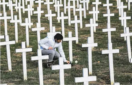  ??  ?? Mezi hroby Oběti krvavé bitvy o Vukovar připomínaj­í na vukovarské­m hřbitově jednoduché bílé kříže.