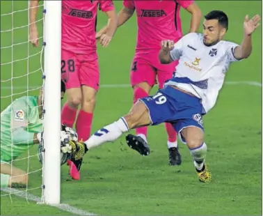  ??  ?? Munir se anticipa a Joselu en la línea de gol y evita el tanto del Tenerife.