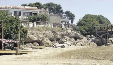  ?? MEDITERRÁN­EO ?? Así se encuentra la pasarela de madera del sendero litoral de Alcalà-Alcossebre, sin un trozo de infraestru­ctura.