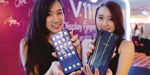  ??  ?? MODEL menunjukka­n dua model telefon pintar VIVO V11 dan VIVO V11i yang dilancarka­n, semalam.